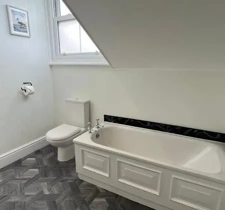 Kinsley House - Beautifully Grand Three Storey House