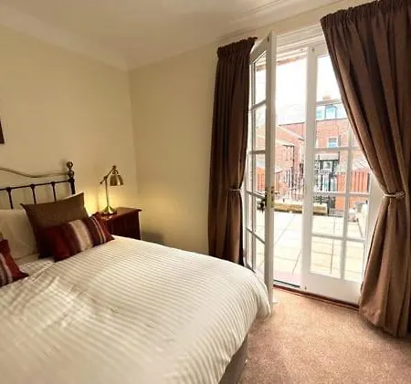 Kinsley House - Beautifully Grand Three Storey House