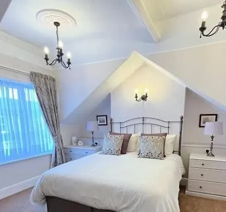 Kinsley House - Beautifully Grand Three Storey House בית נופש *