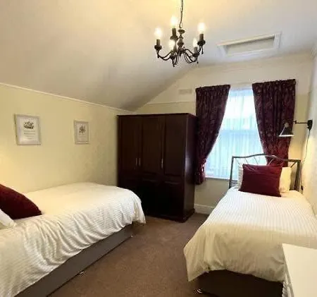 Kinsley House - Beautifully Grand Three Storey House بيت للعطل Filey