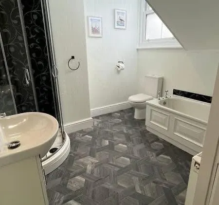 Kinsley House - Beautifully Grand Three Storey House * פילי