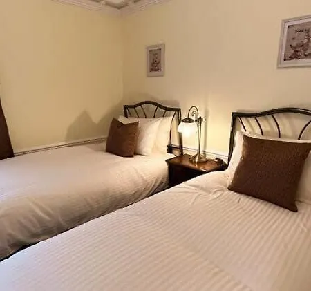 בית נופש Kinsley House - Beautifully Grand Three Storey House