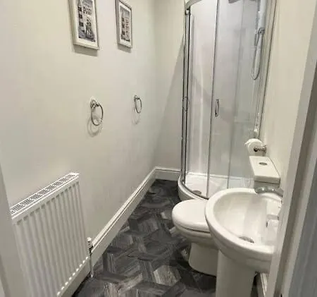 Kinsley House - Beautifully Grand Three Storey House בית נופש *