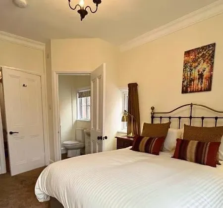 בית נופש Kinsley House - Beautifully Grand Three Storey House פילי