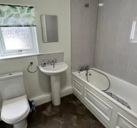 Kinsley House - Beautifully Grand Three Storey House בית נופש פילי