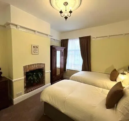 Kinsley House - Beautifully Grand Three Storey House בית נופש *