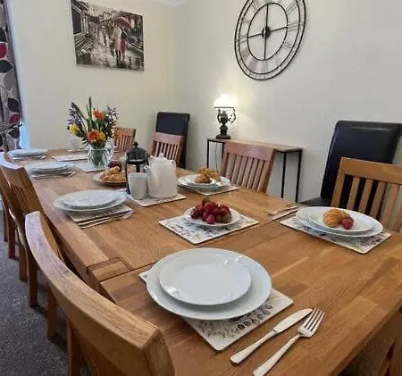 Kinsley House - Beautifully Grand Three Storey House *