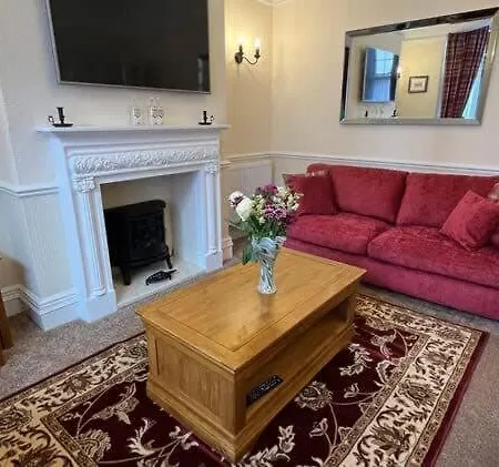 Kinsley House - Beautifully Grand Three Storey House * פילי
